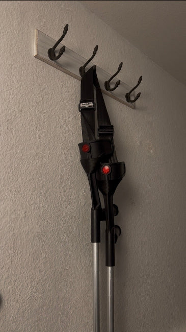 Krücken mithilfe des Freihandbandes an einer Garderobe aufgehangen.