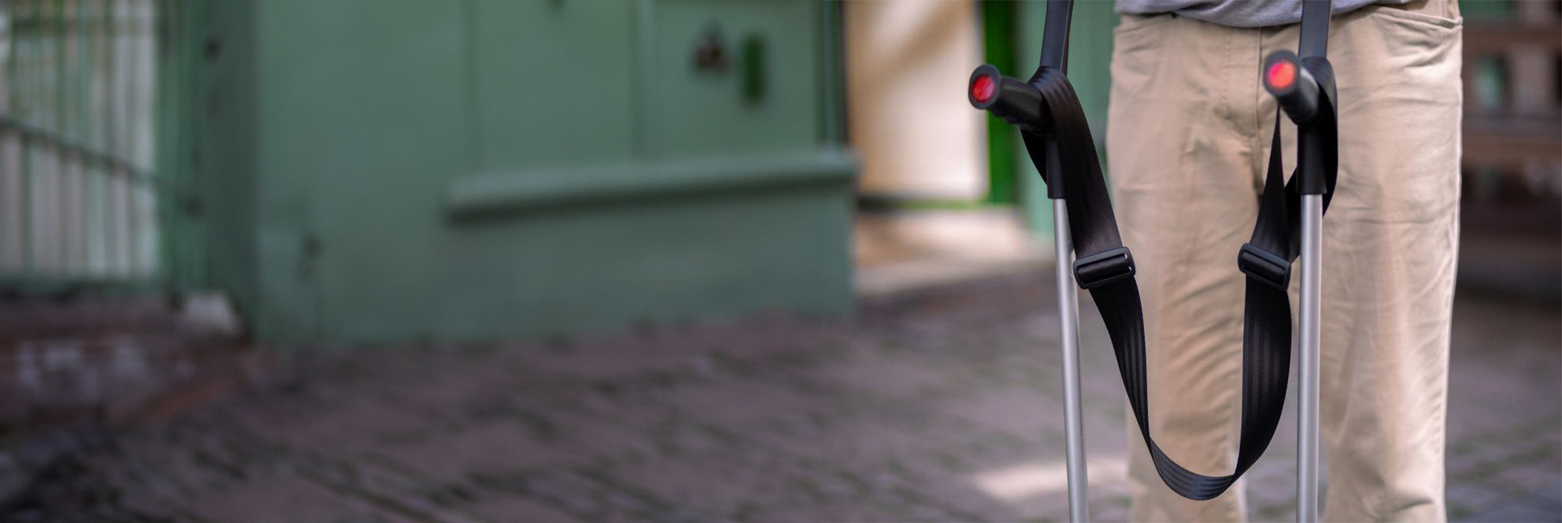 Nahaufnahme von einem Paar Krücken mit dem angebrachten Freihandband