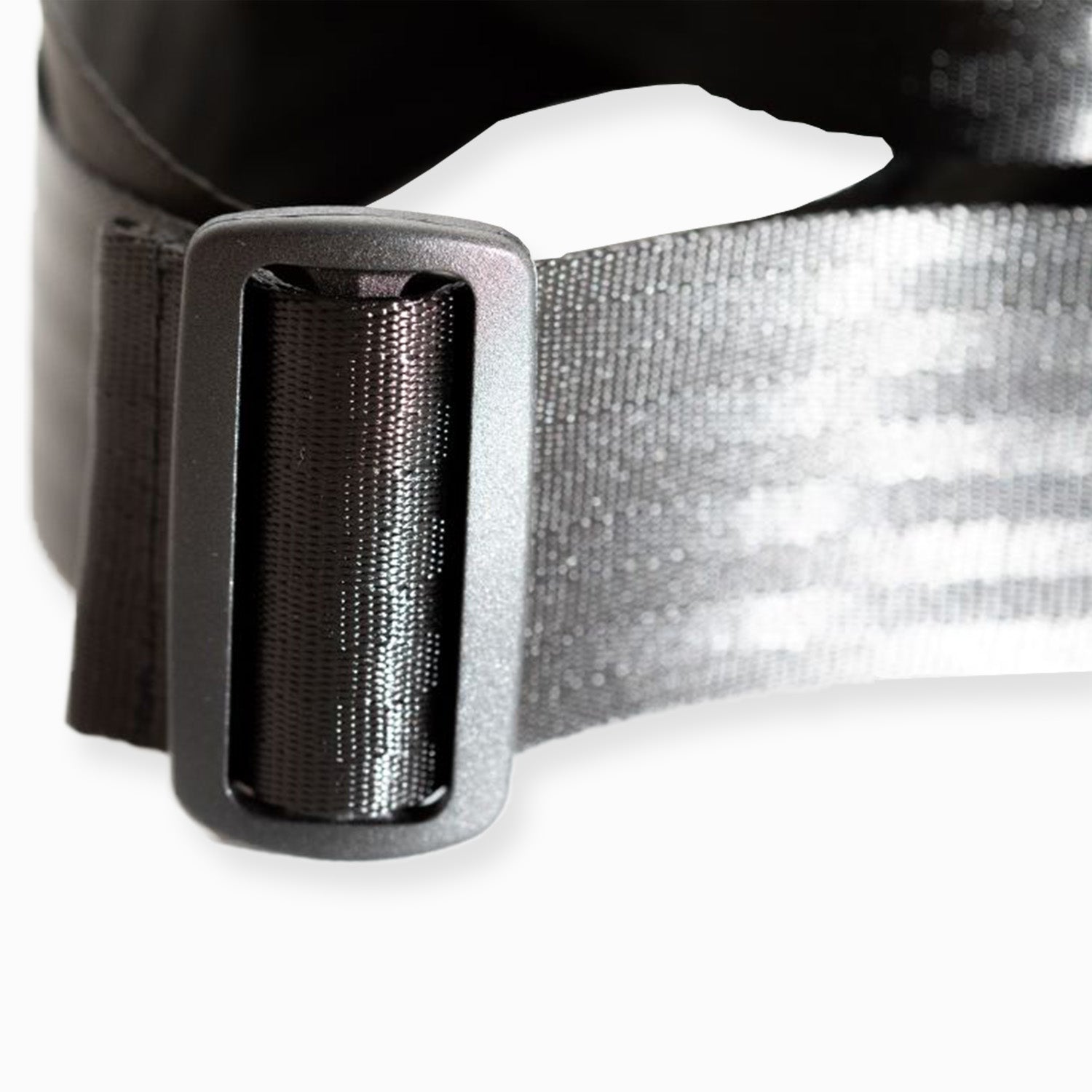 Nahaufnahme der Schnalle zum verstellen des Freihandbandes in der Länge