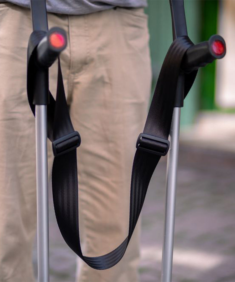 Nahaufnahme von einem Paar Krücken mit dem angebrachten Freihandband