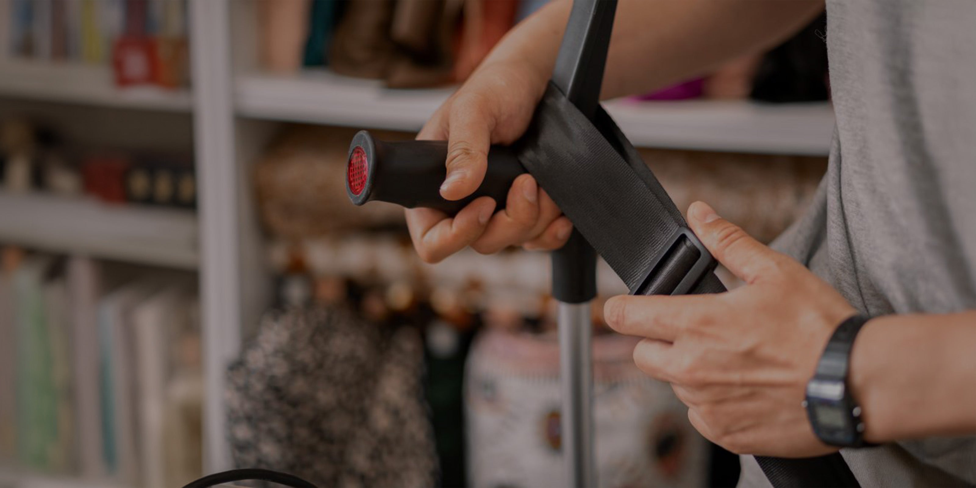 Nahaufnahme einer Schlaufe des Freihandbandes die an der Armlstütze einer Krücke befestigt ist.