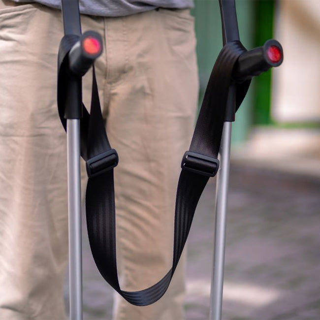 Nahaufname von einem Paar Krücken an den das Freihandband angebracht ist.