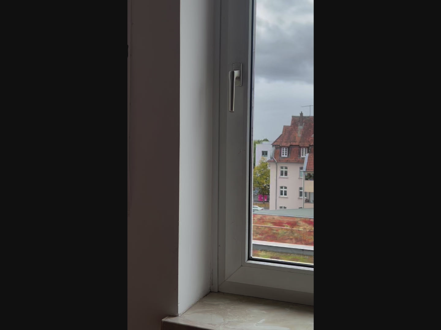 Ein Video das zeigt wie die Krücken mit dem Freihandband an einem Fenstergriff gehangen werden können.