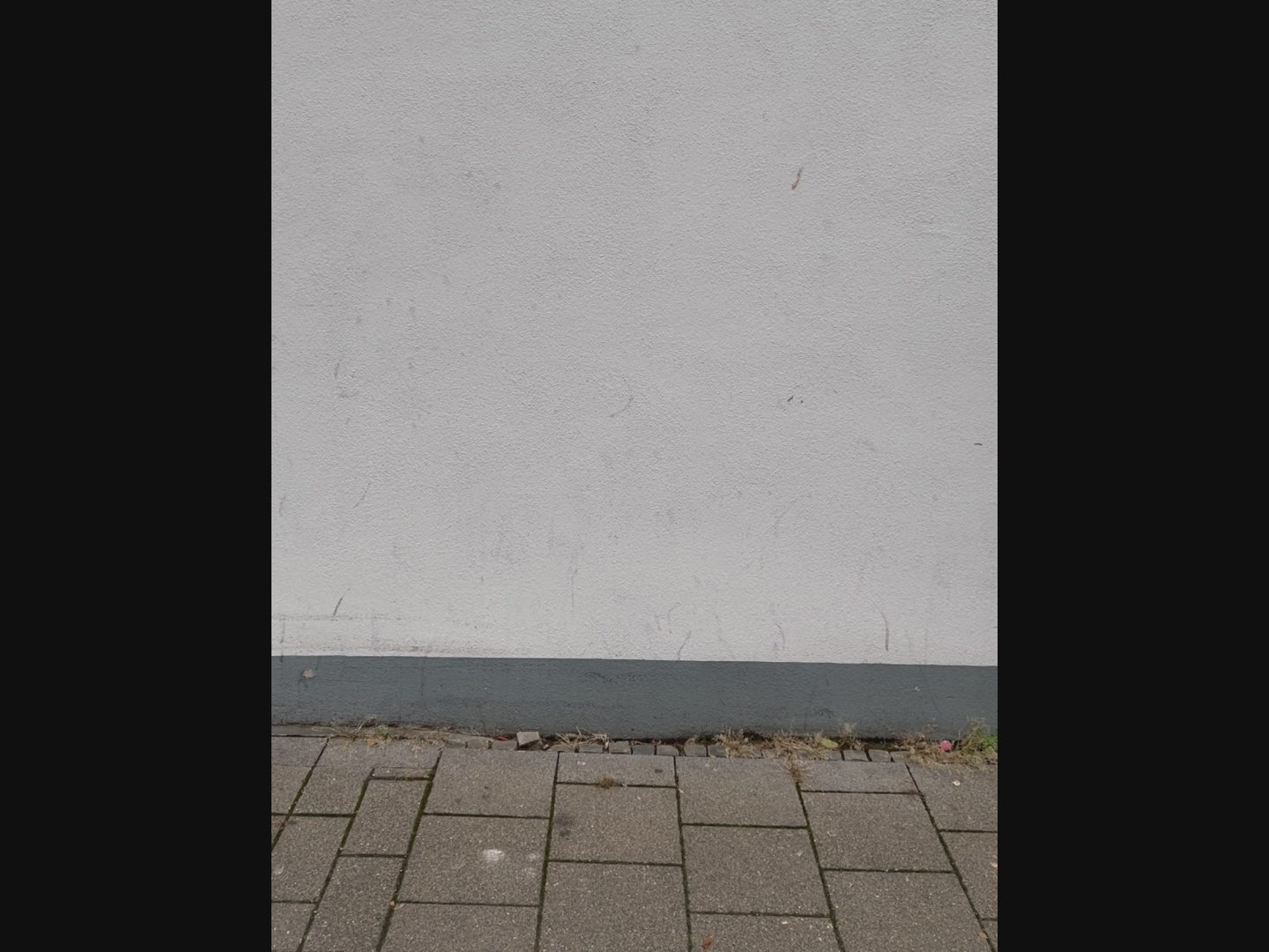 Ein Video das zeigt wie ein Paar Krücken ,dank des Freihandbandes, an der Hüfte abgestellt werden können.