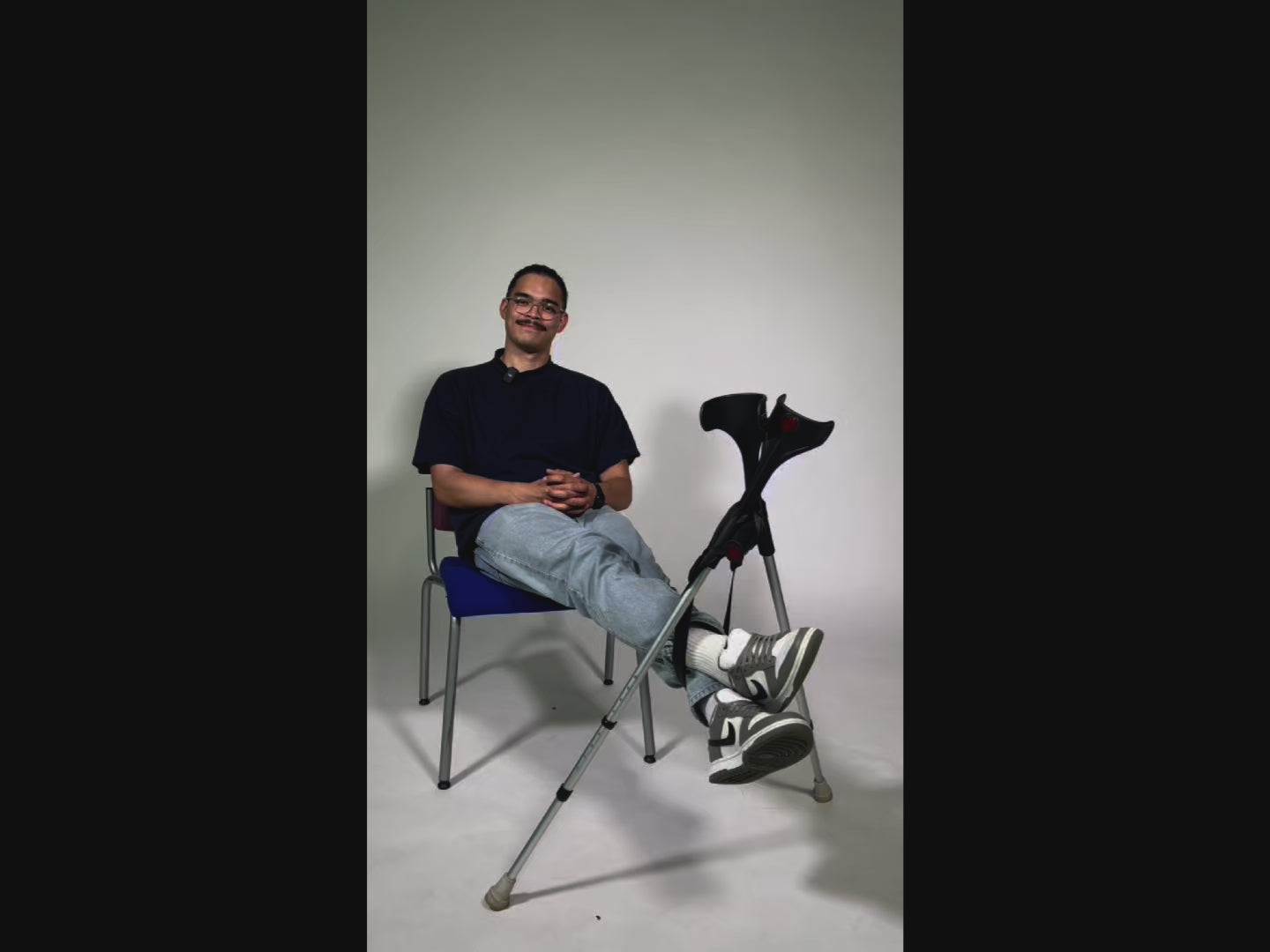 Ein Video das zeigt wie die Krücken in Kombination mit dem Freihandband zum hochlagern des verletzten Beines genutzt werden kann.